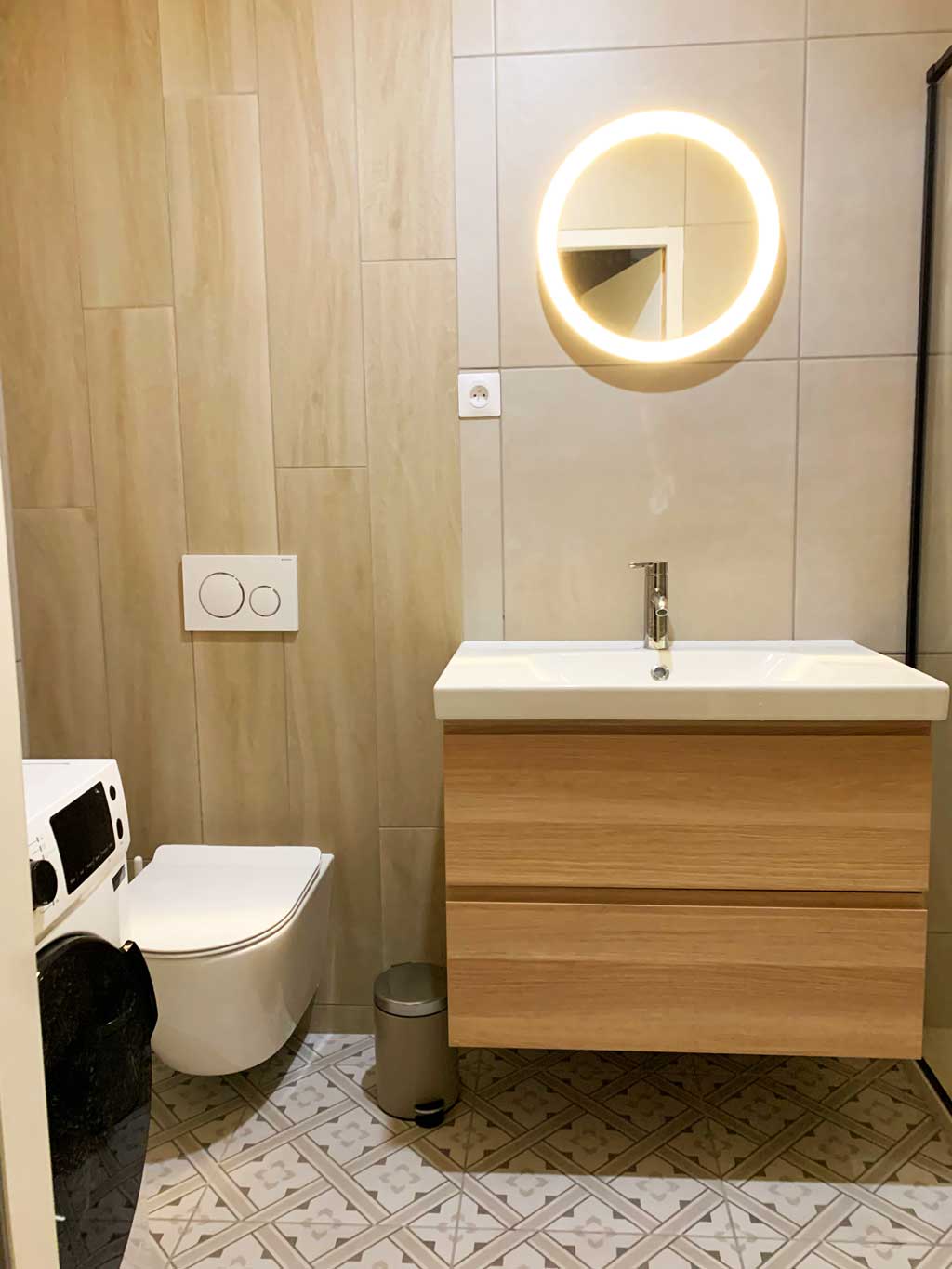 Salle de bain — miroir LED, meuble bois suspendu
